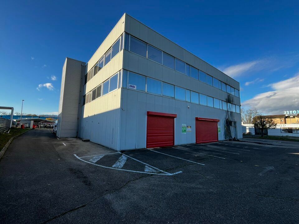 Valoris Real Estate vous propose un vaste local commercial à vendre, idéalement situé dans une zone d'activité prisée et entourée de commerces et commodités. 