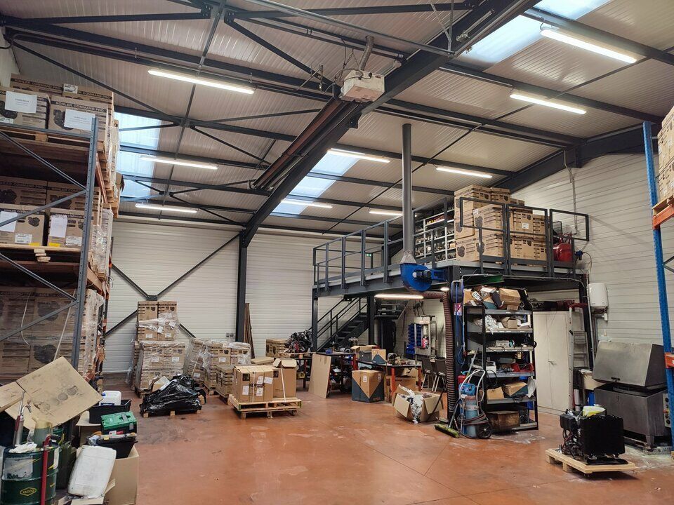 À LOUER – LOCAL D'ACTIVITÉS AVEC BUREAUX ET MEZZANINE – ARNAS (PROXIMITÉ A6)