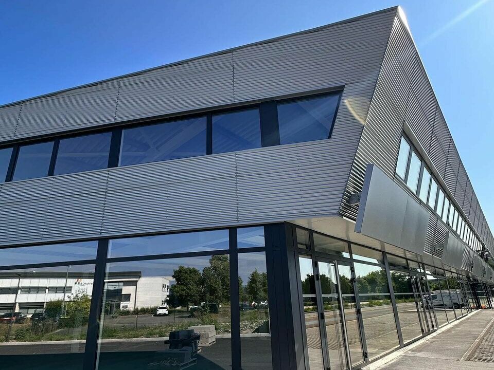 Cellule d'activité de 943 m² idéalement située dans la ZA de Sainte-Croix-en-Plaine