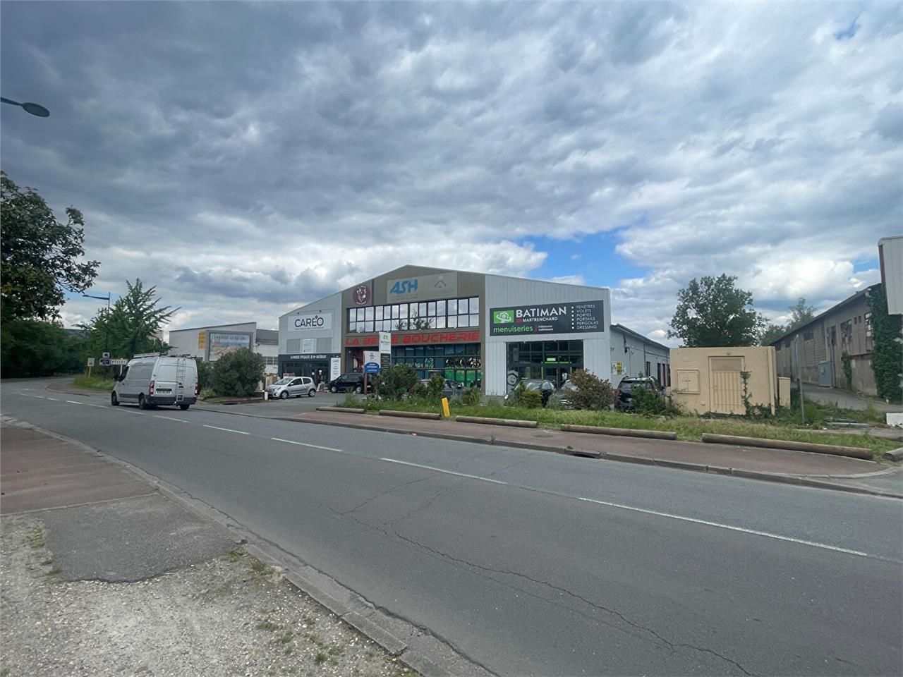 Location entrepot 200 m² non divisibles