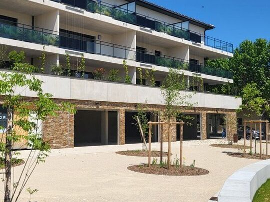 EST DE MONTELIMAR - ALLAN - A VENDRE - LOCAL COMMERCIAL NEUF EN RDC