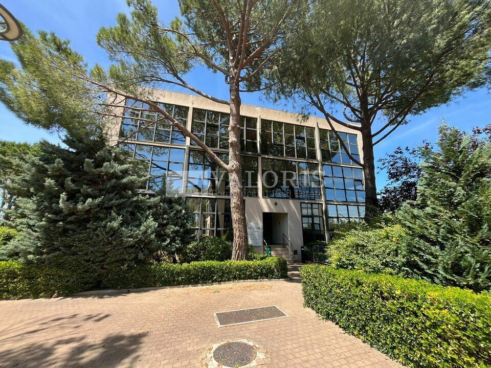 VALORIS MEDITERRANEE vous propose, à la location, deux lots de bureaux au coeur de la ZI des Milles, avec une excellente visibilité, une belle vue sur la campagne aixoise, toutes les commodités à proximité et proche des grands axes. 