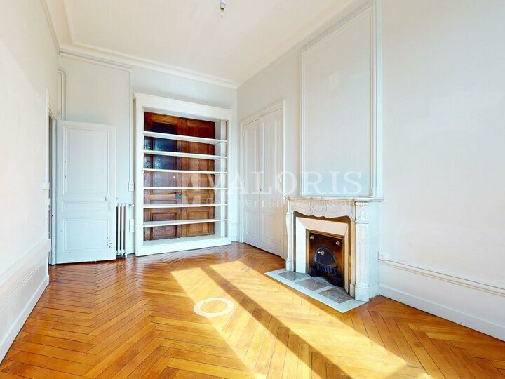 Valoris Real Estate a le plaisir de vous proposer en exclusivité la location d'une élégante surface de bureaux, idéalement située dans un immeuble de prestige de style haussmannien.