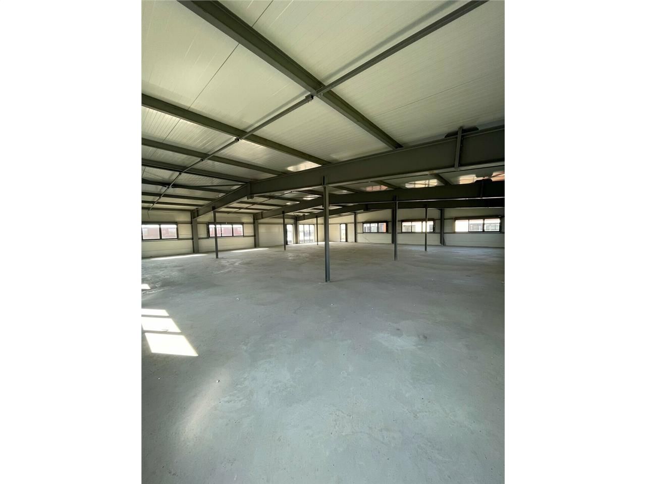 A louer Bureaux et zone de stockage de 360m² environ 