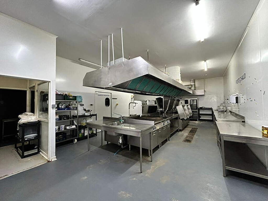 Location entrepôts 2450 m² non divisibles