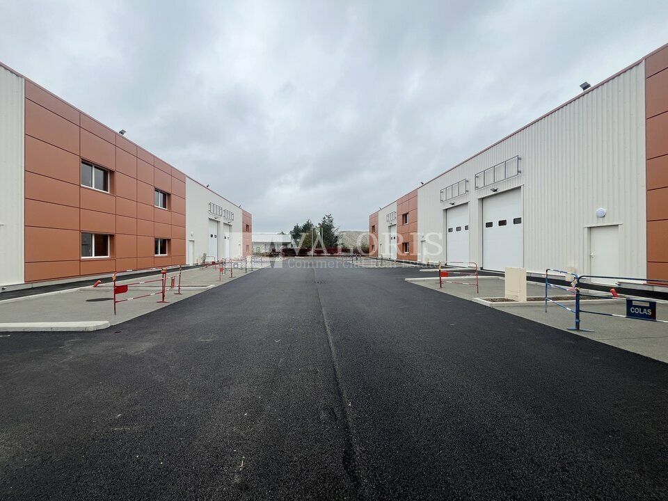 Valoris Real Estate vous propose à la location 7 lots d'activités dans des bâtiments neufs, d'une superficie allant de 286 m² à 657 m², situés en plein cœur de Chassieu.