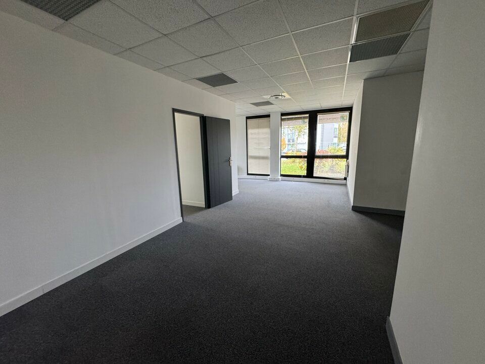TOURS NORD BUREAUX A LOUER 64 M² 2 PARKINGS PROCHE ECHANGEUR A10 VISIBILITÉ D910