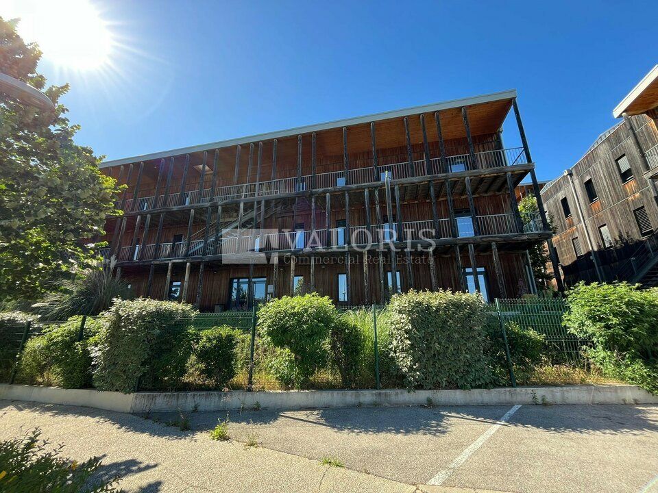 VALORIS MEDITERRANEE vous propose, à la location, deux surfaces de bureaux sur un immeuble certifié, en R+2, situées dans un cadre idyllique et à proximité immédiate des grands axes et du centre-ville.