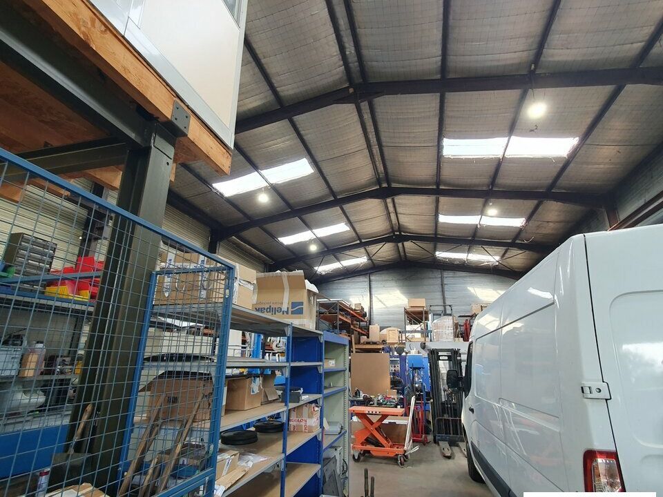 Location local d''activites 600 m² non divisibles