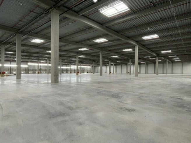 Location entrepot 12593 m² non divisibles