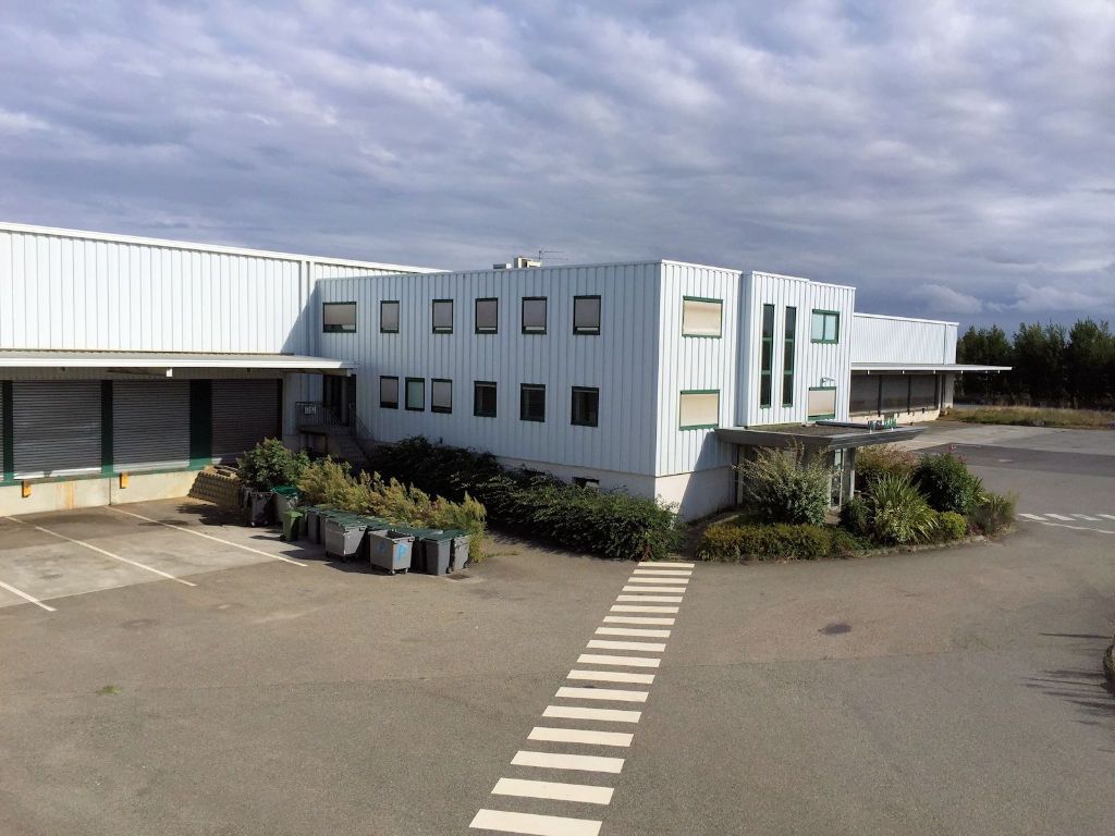 Location local 2670.00 m² à BRUGUIERES