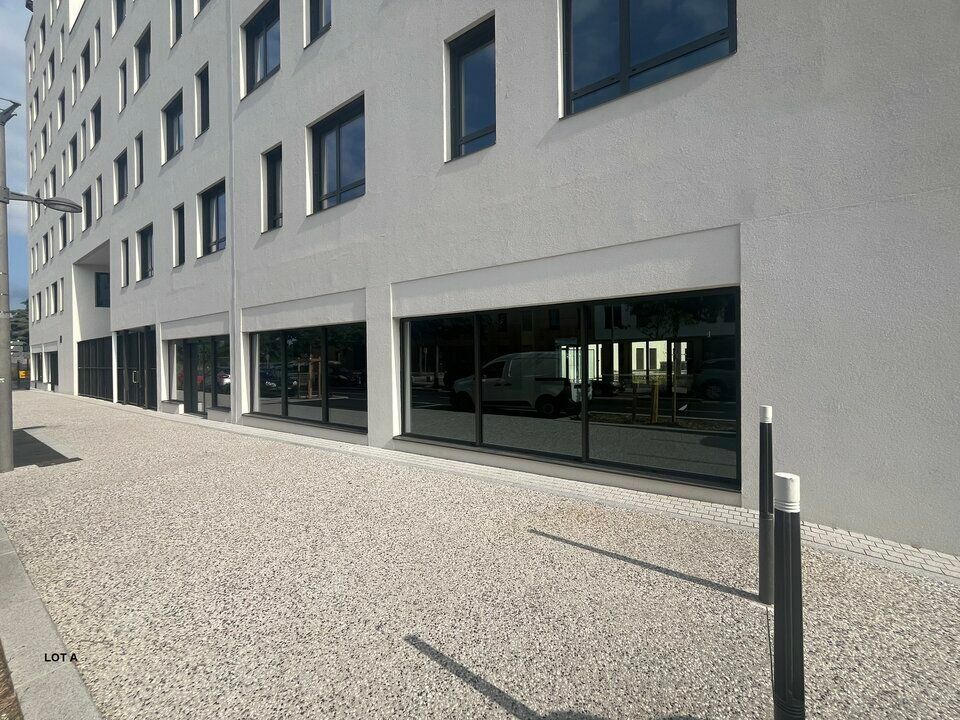 Au sein d'un quartier en pleine mutation, un immeuble de dernière génération, d'une surface de commerces totale de 715m² divisibles sera disponible à la location.