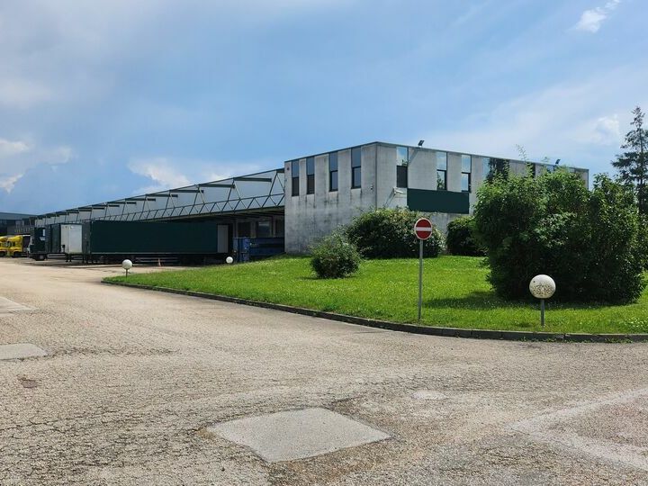 Vente entrepot 2700 m² non divisibles