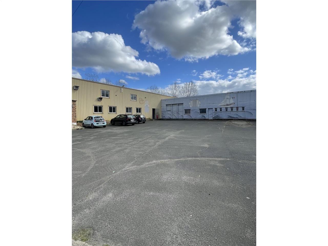 Vente local 2800 m² à Les Mureaux