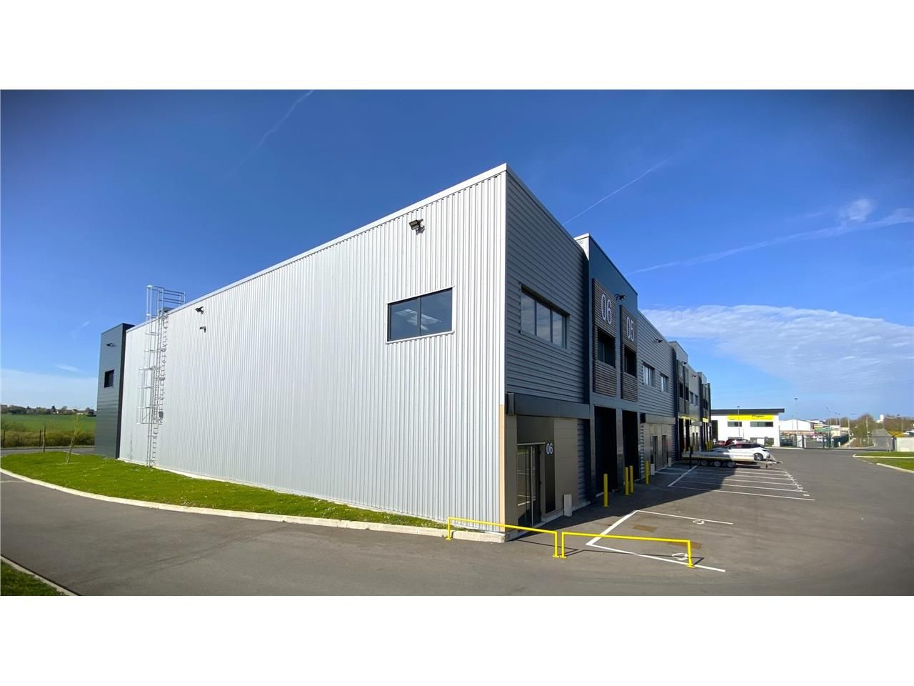 Location local 232 m² à Epernon