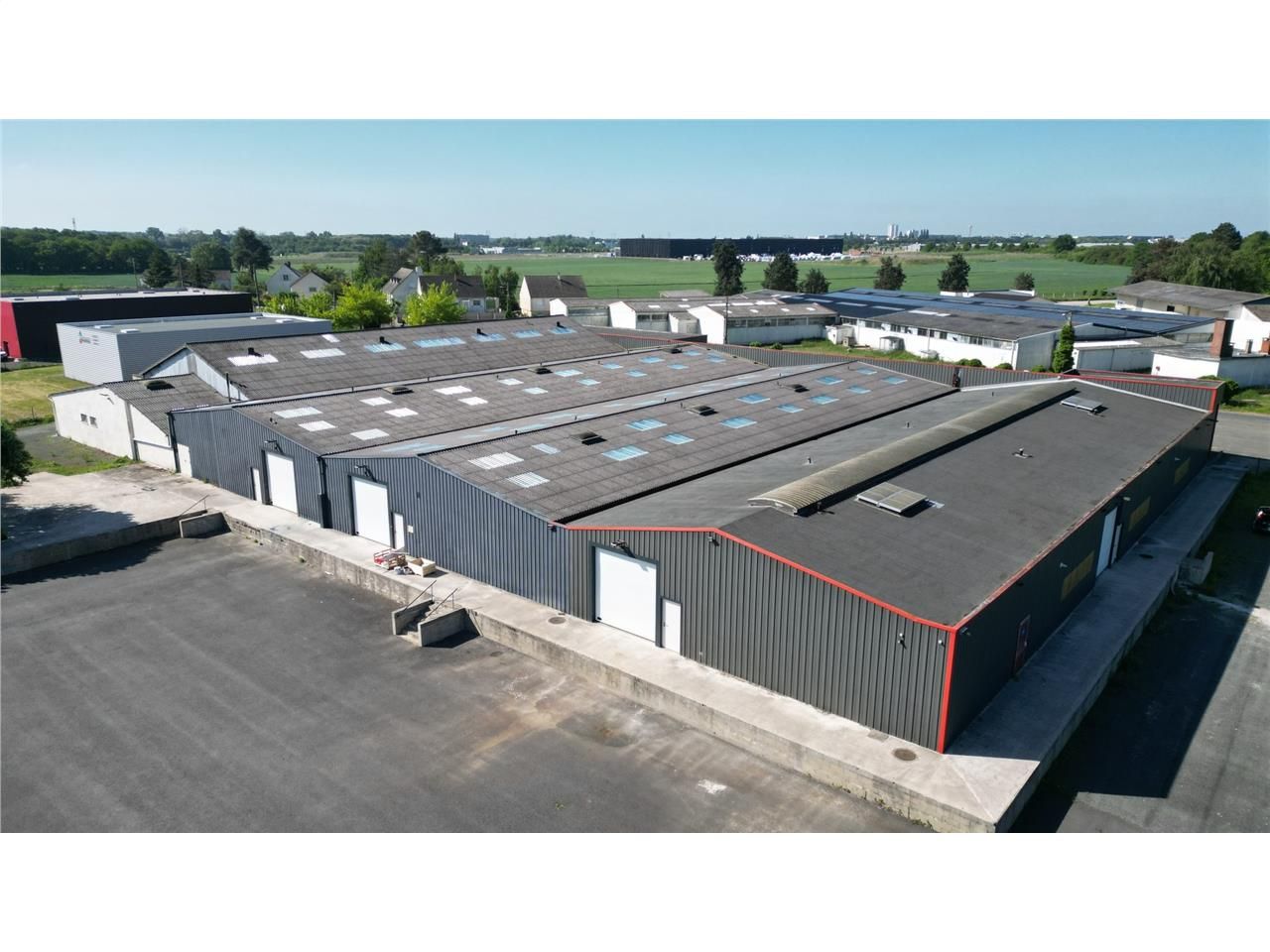Location local 888 m² à Gasville-Oisème