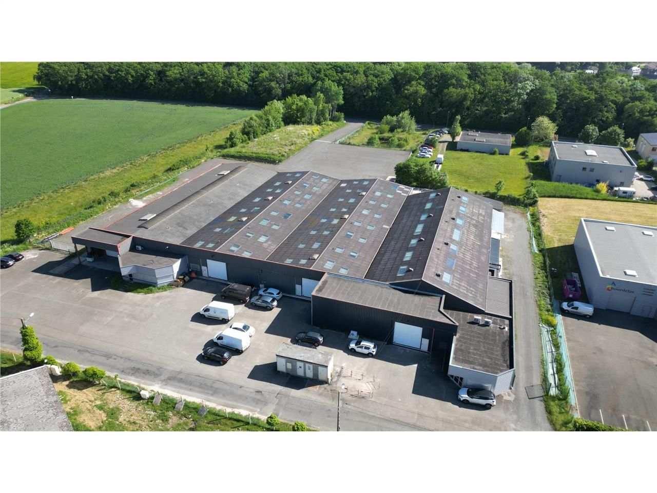 Location local 432 m² à Gasville-Oisème