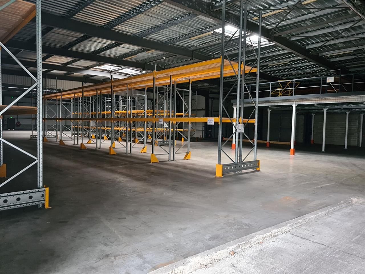 Location local 2000.00 m² à LE HAILLAN