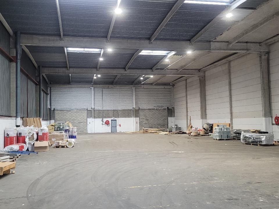 ENTREPOT A QUAIS A LOUER.