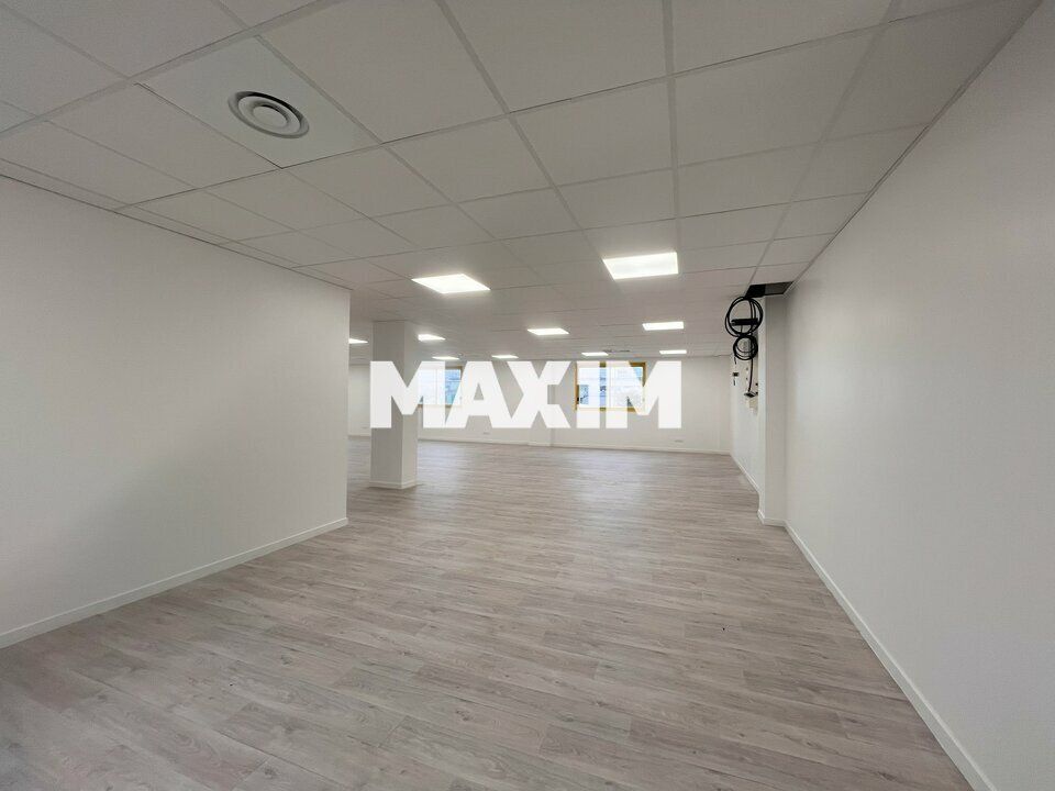 Immeuble de bureaux partiellement occupé à vendre