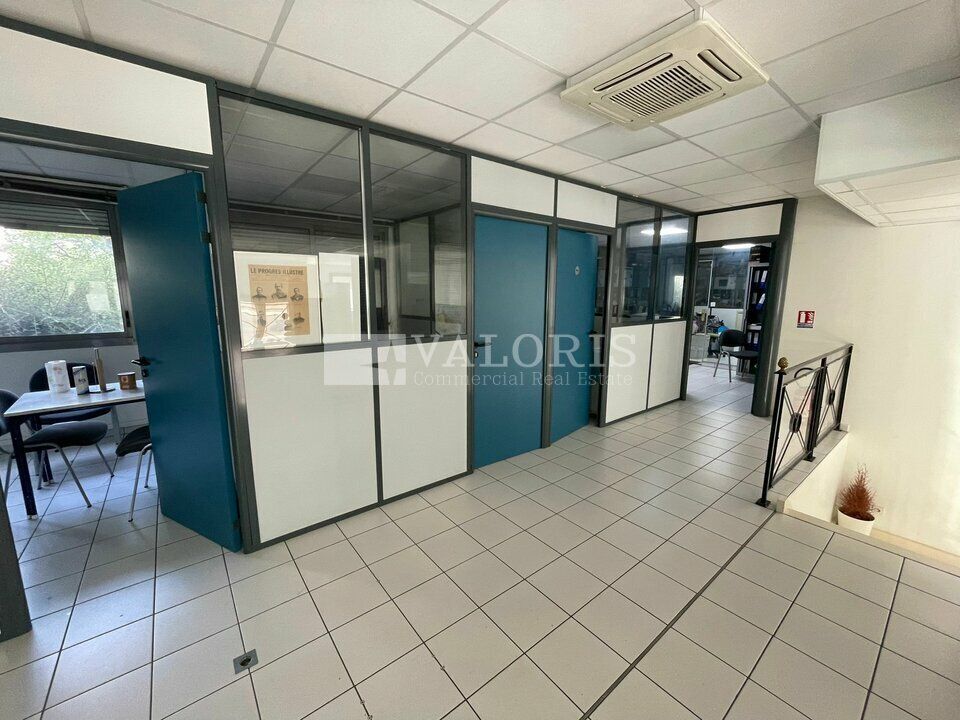 Valoris Real Estate vous propose un local commercial situé sur un axe très passant et proximité immédiate d'un pôle multimodal. Idéal pour des activités de service.