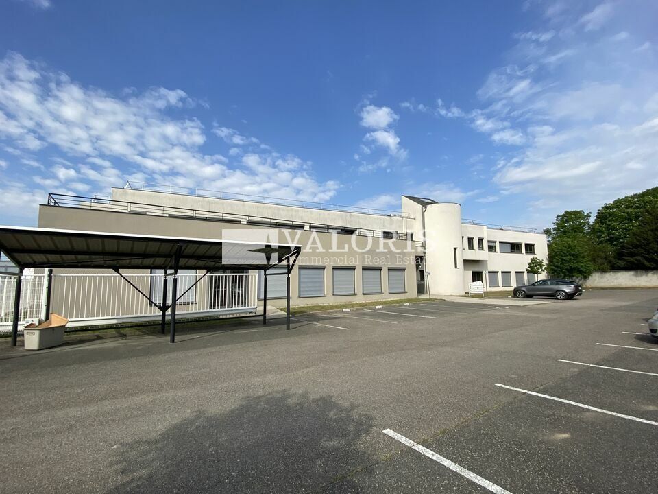 Valoris Real Estate vous propose un local commercial de 275 m² idéalement situé sur la Route de Grenoble, ce bien est dédié exclusivement à une activité de Restaurant ou Showroom. Excellent visibilité commerciale.