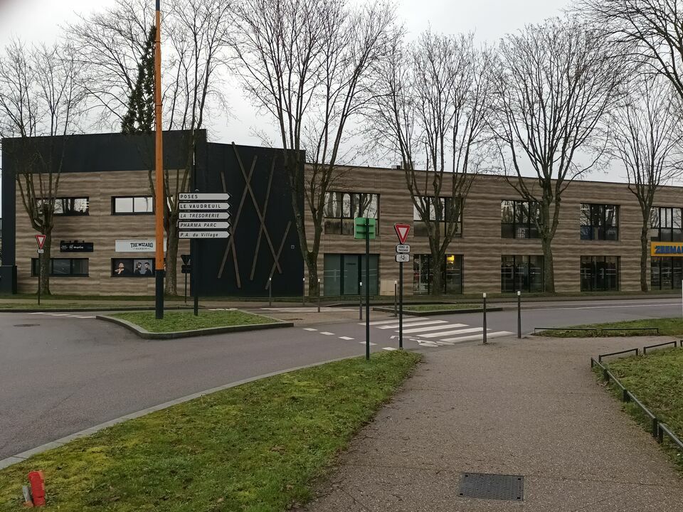 BUREAUX RECENTS AVEC PARKINGS.