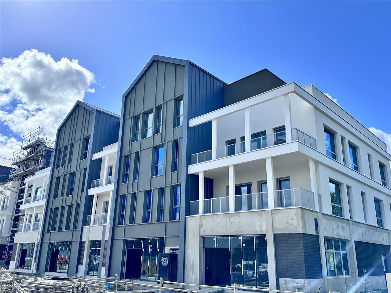 Location local commercial 265 m² à Serris