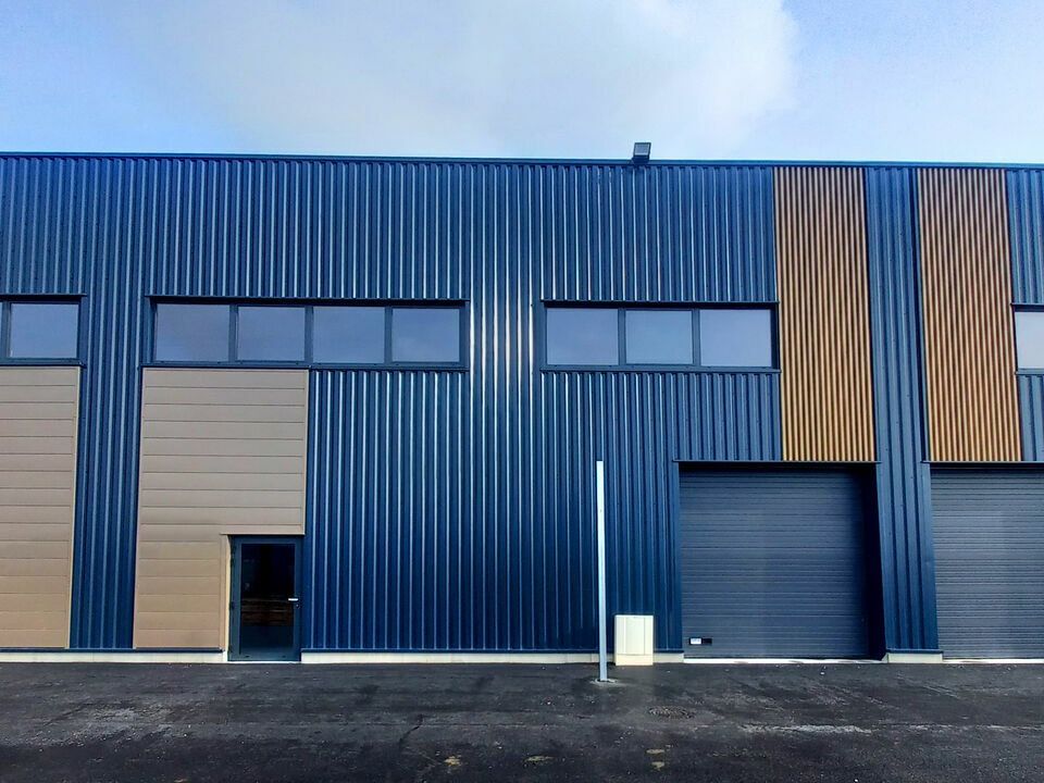 Vente local d''activites 2105 m² divisibles à partir de 282 m²