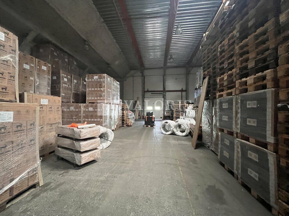 VALORIS MEDITERRANEE vous propose à la location une cellule logistique située au coeur des Estroublans sur Vitrolles. Accès rapide aux voies rapides, surface traversante, nombreuses prestations. Bien rare sur le marché à ne pas manquer !