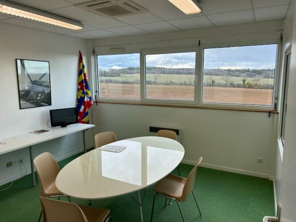 BUREAUX EN BON ETAT - AERODROME DE DAROIS