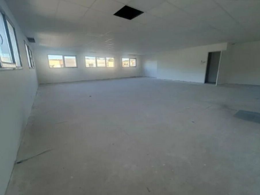 VALORIS MEDITERRANEE vous propose à la location deux cellules mixtes en mitoyenneté avec ateliers/stockages au RDC et deux surfaces de bureaux en étage avec aménagement paysagé. Possibilité de les réunir en un seul grand lot.