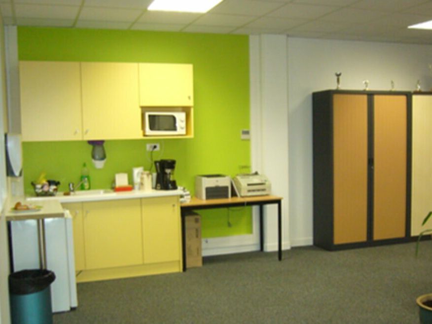 Implantez votre activité dans l'Est lyonnais avec des bureaux fonctionnels à Bron, bénéficiant de stationnement privatif et d'un accès rapide aux grands axes.