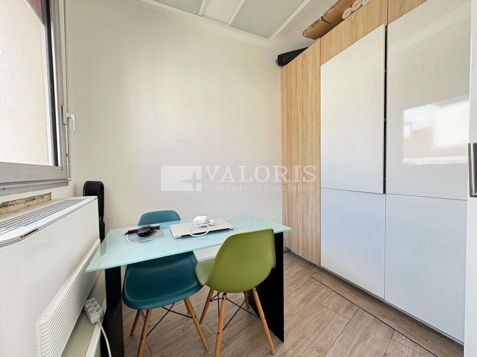 Valoris Real Estate vous propose à la location un plateau de bureaux lumineux de 265 m², situé au 5ᵉ étage dans un immeuble tertiaire au sein d'un environnement professionnel reconnu.