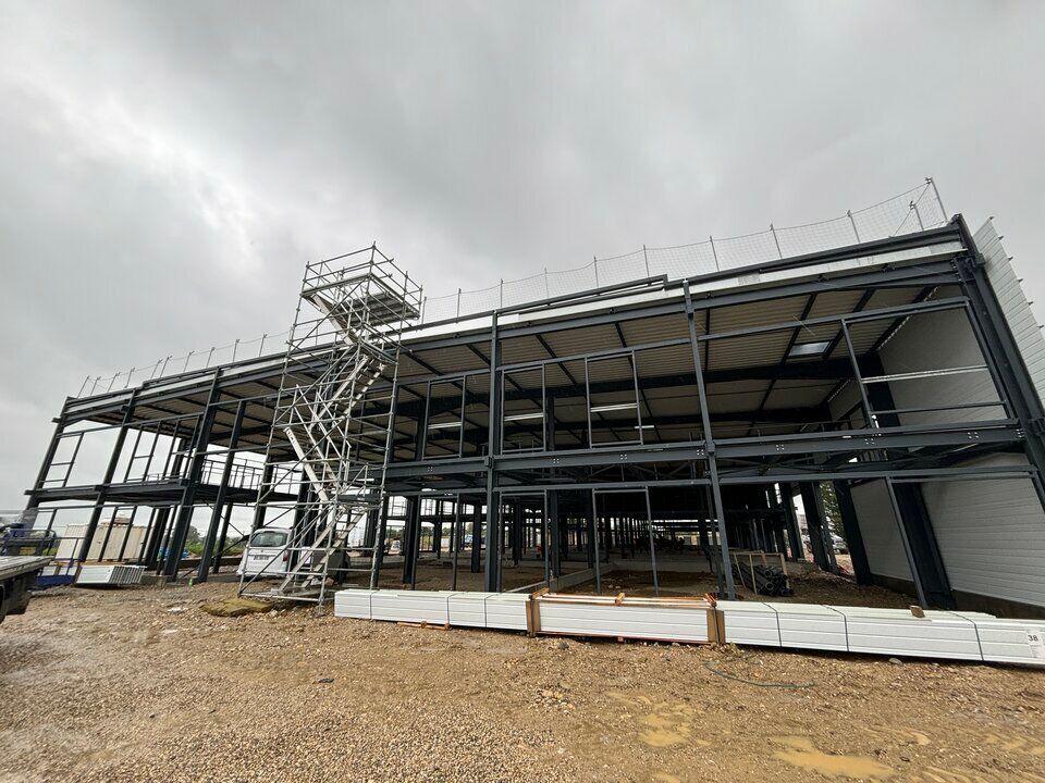 Location local d''activites 2673.76 m² divisibles à partir de 218 m²