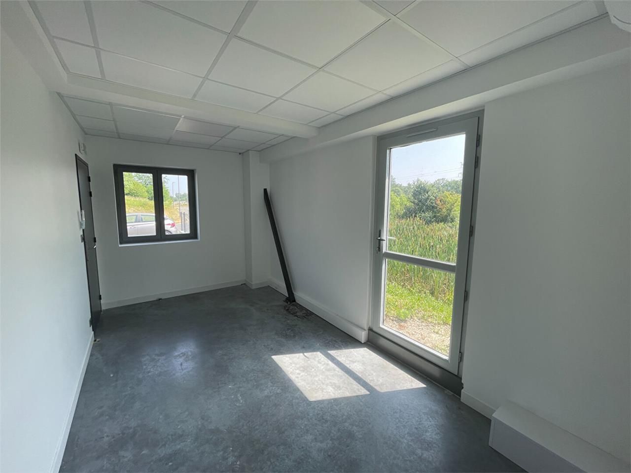 Location local 268.00 m² à MONTUSSAN