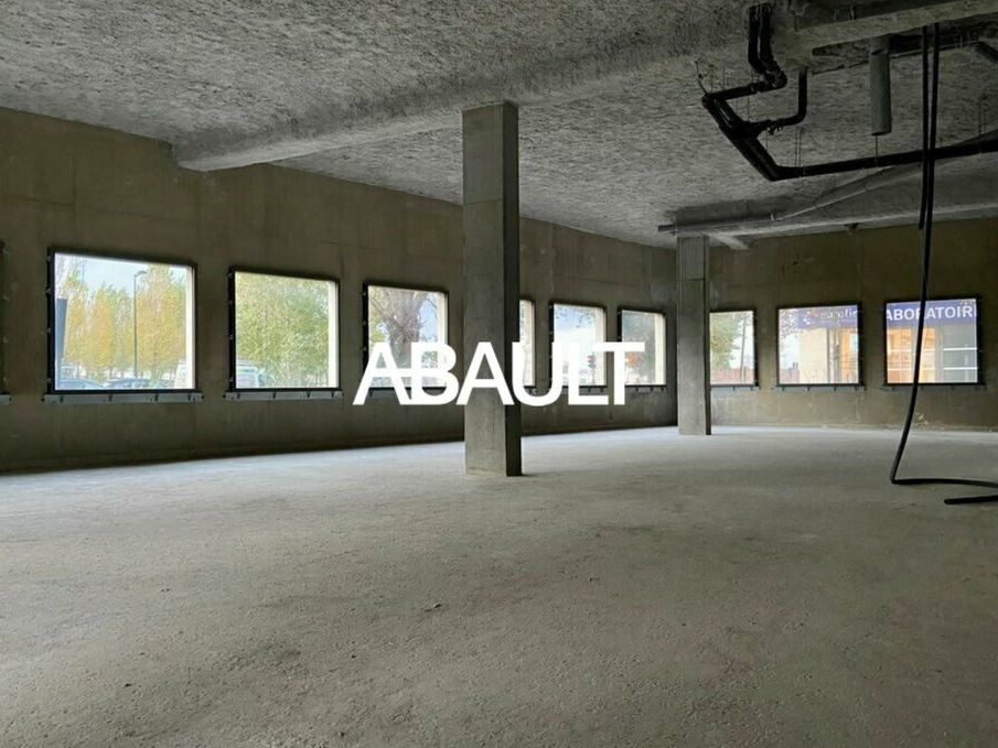 A LOUER BELLE CELLULE COMMERCIALE VASTE SURFACE DE 326M² ENVIRON BORDEAUX QUAI DE BRAZZA