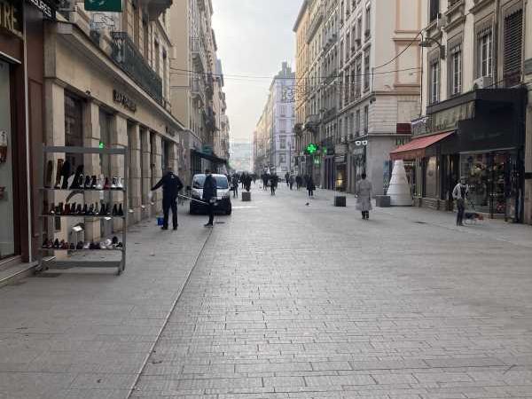 Norman Taylor vous propose un local commercial de 45 m² en cession de droit au bail. Bel emplacement. Disponibilité immédiate.