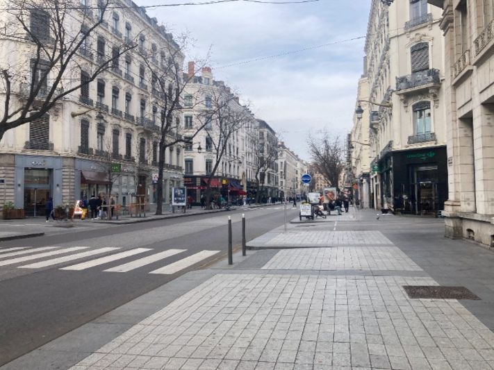 A Lyon 2 secteur Cordeliers, local commercial d'environ 65 m² sur 2 niveaux avec cave.