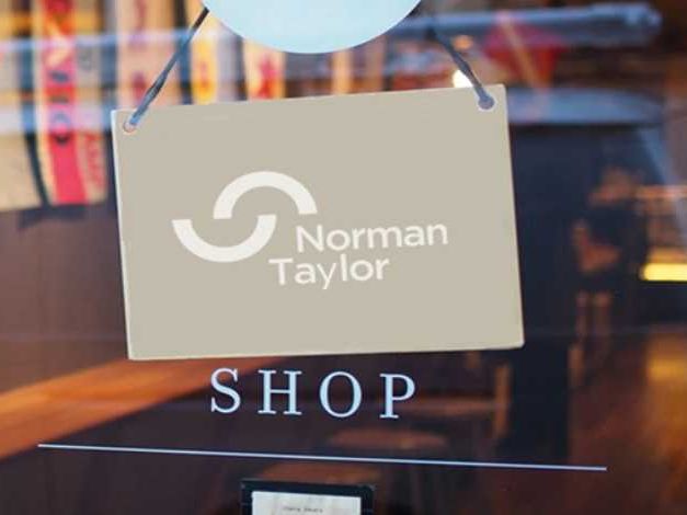 Local commercial de 65 m² à louer avec une réserve en sous-sol.