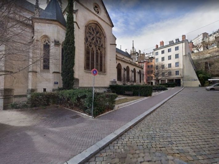 A Lyon 5, local commercial de 114 m² disponible à la location.