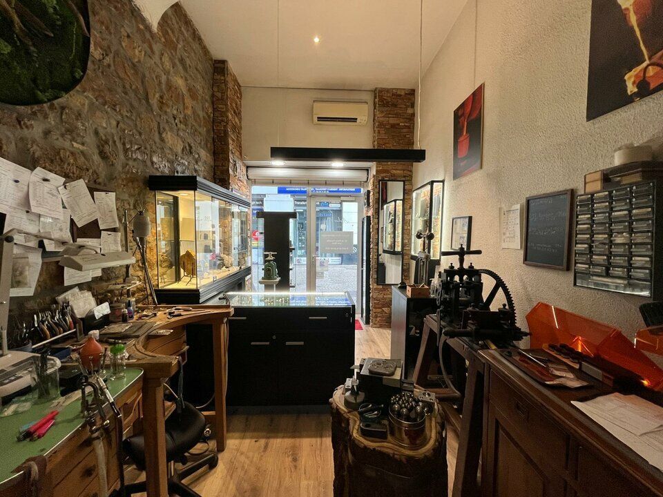 Valoris Real Estate vous propose un local commercial situé au cœur du dynamique quartier de Valmy, dans le 9ème arrondissement de Lyon, ce charmant local commercial de petite superficie offre une belle opportunité pour tout entrepreneur.