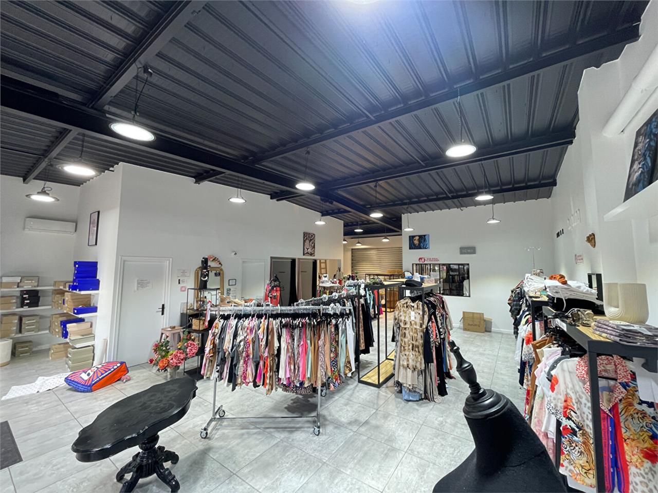 Location local commercial 160.00 m² à SAINT JEAN D ILLAC