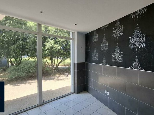 Location local commercial 84.74 m² non divisibles
