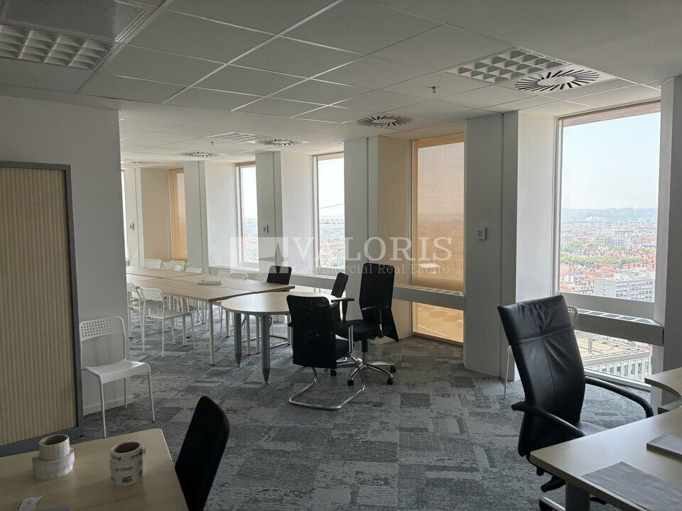 Valoris Real Estate vous propose à la location une surface de bureaux de 80 m², récemment rénovée, au sein de l'emblématique Tour Part-Dieu, en plein coeur du quartier d'affaires éponyme.