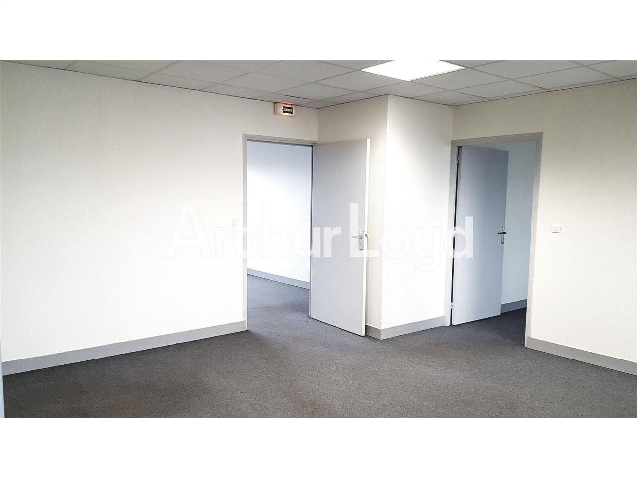 Location bureaux 153.00 m² à HEROUVILLE SAINT CLAIR