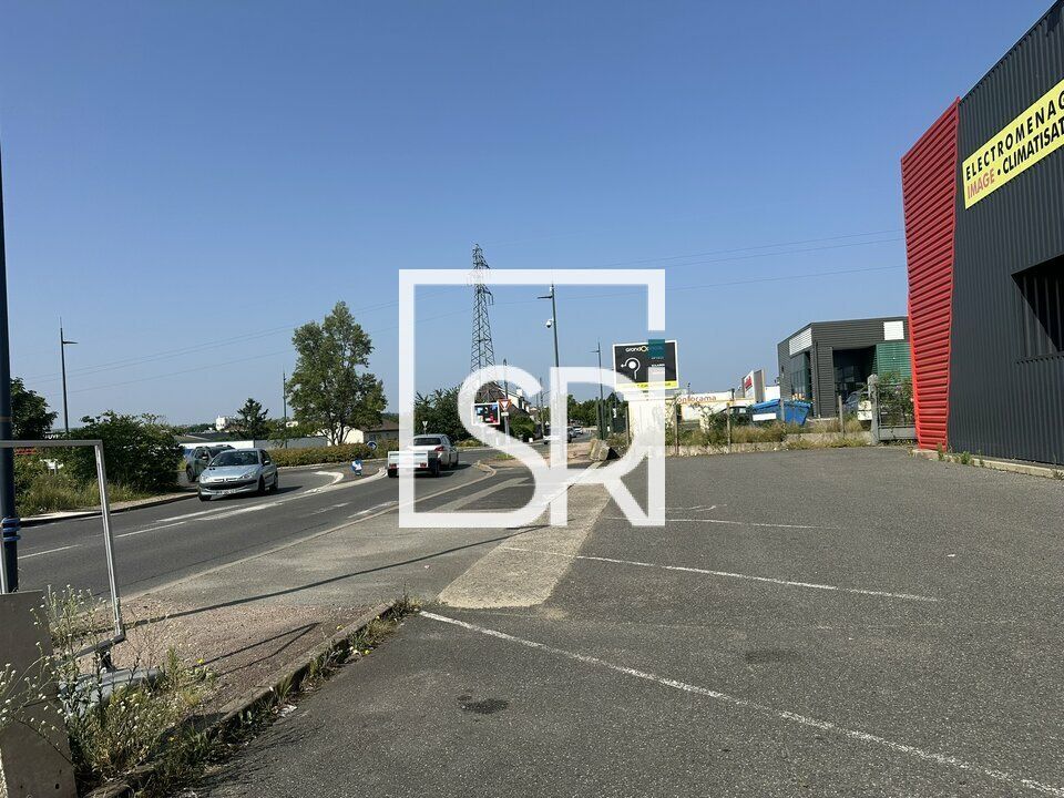 Location local commercial 357.7 m² non divisibles