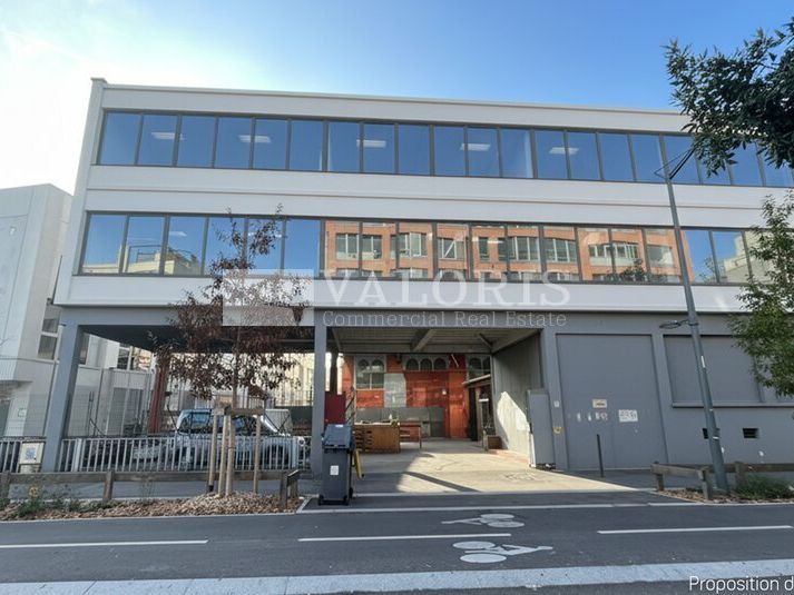 Immeuble indépendant à rénover le tout en plein cœur de Lyon 07 et à proximité directe des transports.