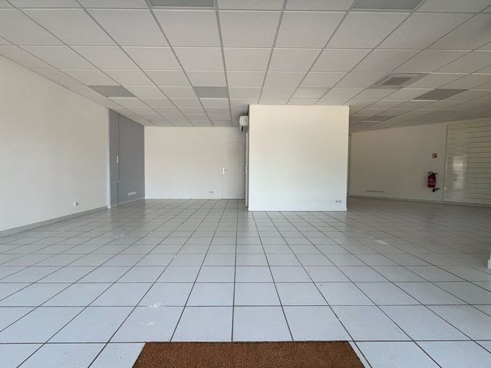 Au sein d'un petit ensemble commercial, Norman Taylor vous propose un local commercial ou bureaux de 90 m² avec vitrine - Clapiers (34)