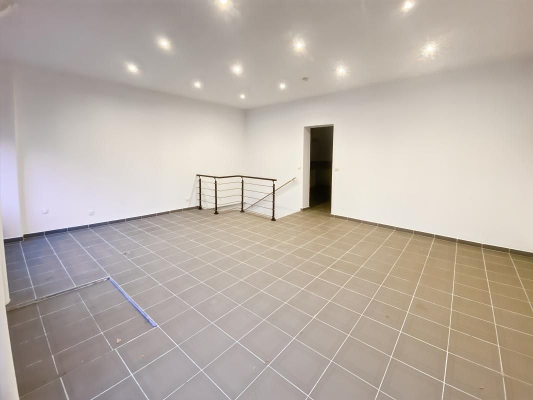 Location local commercial 80 m² non divisibles